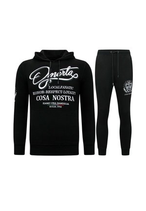 Zwarte hoodie- en joggerbroekset met wit bedrukt tekst en logo's met zinnen zoals "Omerta," "Cosa Nostra," en "Honor-Respect-Loyalty."