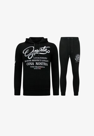 Zwarte hoodie- en joggerbroekset met wit bedrukt tekst en logo's met zinnen zoals "Omerta," "Cosa Nostra," en "Honor-Respect-Loyalty."