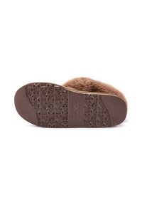 Smeđa papuča s pahuljastim gornjim dijelom i teksturiranim gumennim potplatom. Potplat ima uzorak za grip koji osigurava prianjanje.