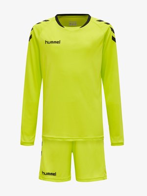 Langärmliges, leuchtend gelbes Sporttrikot mit schwarzen Akzenten und Logo; kombiniert mit passenden Shorts; aus leichtem, atmungsaktivem Stoff gefertigt.