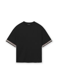 Svart t-skjorte med korte ermer laget av bomull. Har brodert dekor langs ermekantene med hvite og rosa mønstre. Klassisk t-skjortedesign med rund hals.