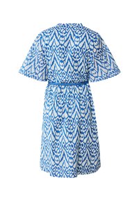 Blå och vit mönstrad klänning med korta fladdrande ärmar, en knytning i midjan och knälång fåll. Tyget verkar lätt och strukturerat.