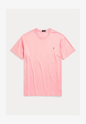 Rosa bomull T-skjorte med korte ermer, rund hals og en liten brodert logo på venstre bryst. Jevn tekstur, avslappet passform.