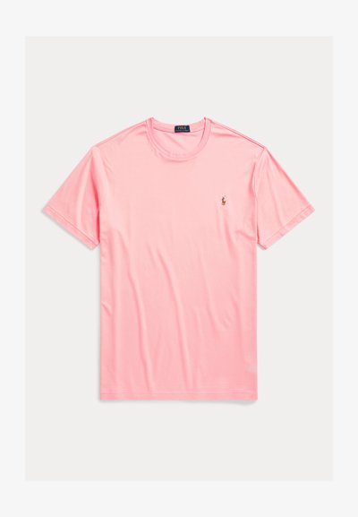 Różowy bawełniany T-shirt z krótkim rękawem, z okrągłym dekoltem i małym haftowanym logo na lewej piersi. Gładka faktura, luźny krój.