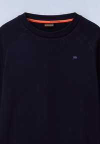 Sweat-shirt bleu marine foncé à col rond, col côtelé, petit logo brodé sur la poitrine et étiquette orange à l'intérieur du col portant l'inscription Napapijri Geographic.