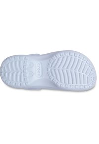Des chaussures en caoutchouc blanches avec une semelle texturée arborant un motif de semelle. Comprend le nom de marque "crocs" et des indications de taille au dos.