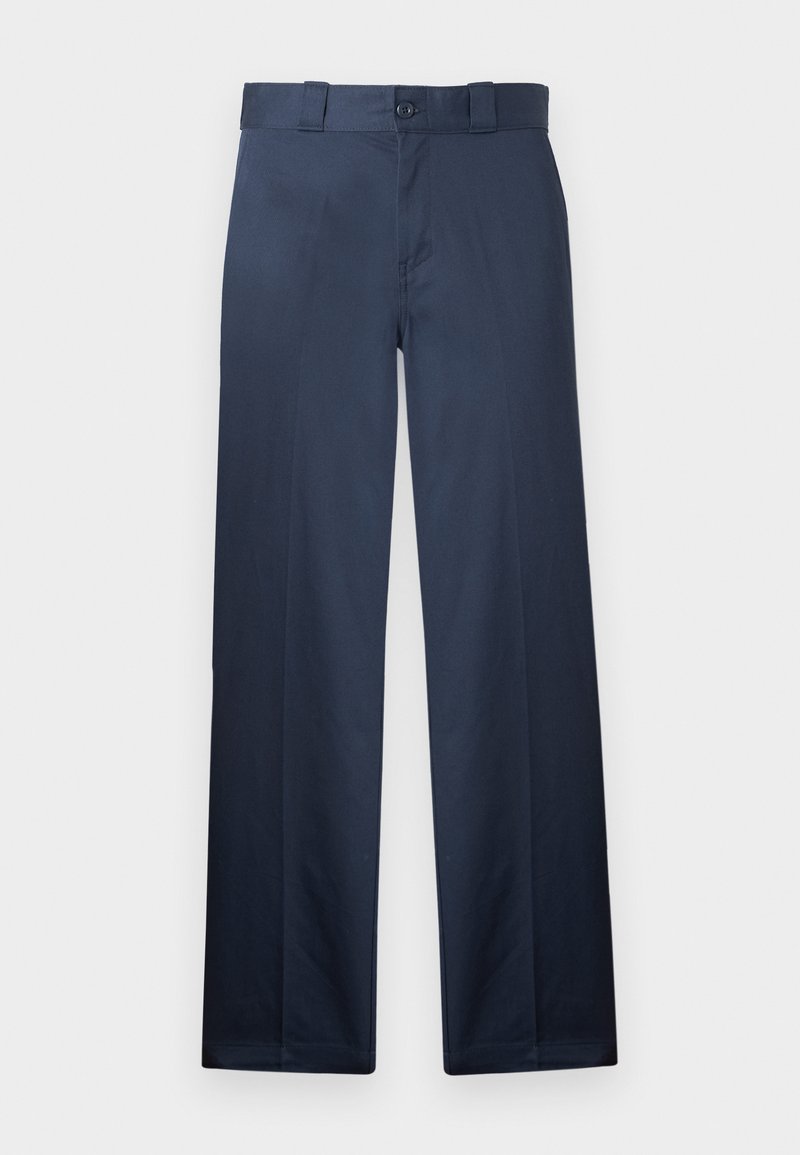 Pantalones azul marino de tela lisa, con frente plano, trabillas para cinturón y cierre de un solo botón en la cintura. Diseño de pierna recta.