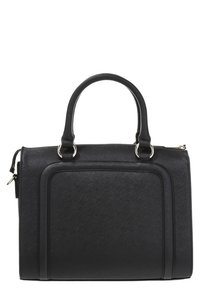 Czarna torebka na ramię o gładkiej skórzanej teksturze, usystematyzowanym kształcie, podwójnych uchwytach u góry oraz przednim panelu z subtelnymi detalami szwów.
