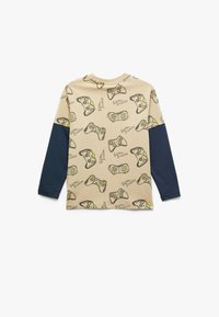 Beige lange mouwen shirt met donkerblauwe mouwen, voorzien van een patroon van gamecontrollers en de tekst "Game Station" in groen en zwart.