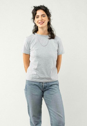 Gray short-sleeve t-shirt made of cotton, with a round neckline and a fitted shape. Paired with light blue jeans. Simple design, no patterns.