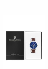 Montre pour homme avec un cadran bleu, une lunette argentée, des chiffres arabes, trois sous-cadrans et un bracelet en cuir brun, le tout dans une boîte noire. Logo de la marque affiché.