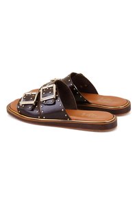 Bruine leren slide sandalen met twee grote zilveren gespen, gespikkelde accenten en een platte zool met een tan kleurige voetbed.