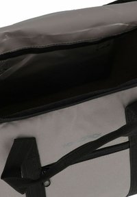 Graue isolierte Tasche mit schwarzen Reißverschlüssen, ausgestattet mit zwei robusten Griffen und einem glatten Innenraum. Das Etikett "Worldpack" ist sichtbar im Inneren.