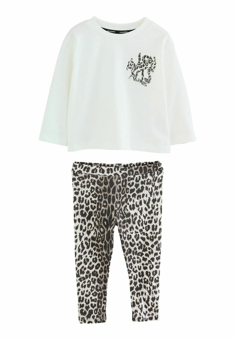 Hvid langærmet top med små leopardmønstre på brystet, parret med leggings med leopardprint til børn.
