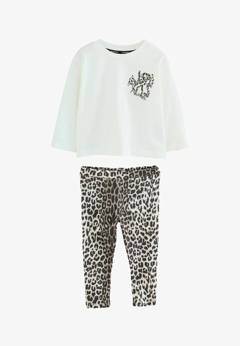 Weißes Langarmoberteil mit kleinem Leopardenmuster auf der Brust, kombiniert mit Leggings im Leopardenmuster für Kinder.