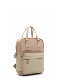 Sac à dos rectangulaire beige et marron clair avec poche avant zippée, doubles poignées supérieures et bretelles réglables.