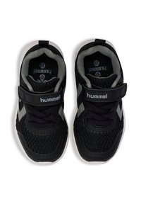 Schwarze Mesh-Sneaker mit Klettverschluss, grauen Akzenten und gepolstertem Kragen. Leichtes Design mit einer strukturierten Sohle für besseren Halt.