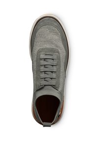 Sneaker grigia con texture in rete e in suede, sei lacci grigi e un dettaglio in pelle marrone sul tallone. Punta arrotondata e suola bianca liscia.
