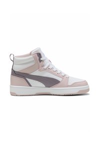 Zapatillas altas en blanco, rosa claro y gris. Fabricadas en cuero con detalles perforados, puntera redonda y cuello acolchado. Cuentan con cordones blancos.