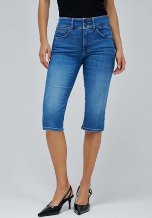 Jeans capri de mezclilla en azul medio, con cintura alta, dos bolsillos frontales y corte recto con dobladillo a la altura de la rodilla.