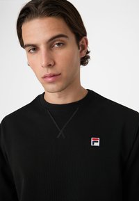 Fila APPAREL BIELLA REGULAR CREWNECK - Felpa - black