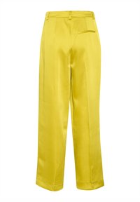 Pantaloni larghi in satin giallo con una texture liscia, dotati di una tasca posteriore e orli rifiniti. Vita sartoriale con passanti per la cintura.