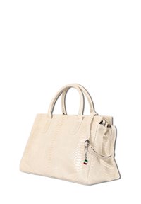 Tasje in geveerd crème slangenleer met twee handvatten aan de bovenkant, een afneembare schouderriem en een kleurrijke charme eraan bevestigd.