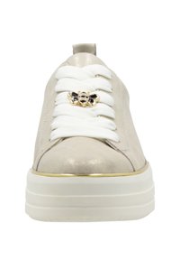 Baskets en cuir beige avec des lacets blancs, présentant un accent doré sur la semelle et une embellissement décoratif en forme d'abeille sur les lacets.