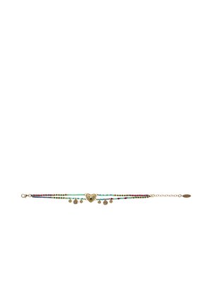 Bracelet délicat avec trois rangées de perles colorées et de petits charms dorés, dont un charm central en forme de cœur sur fond blanc.