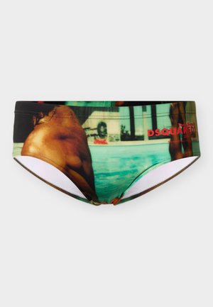 Heren zwembroekjes met een gedrukte foto van twee mannelijke mannen zonder shirt bij een zwembad en het DSQUARED2-logo in het rood aan de rechterkant.