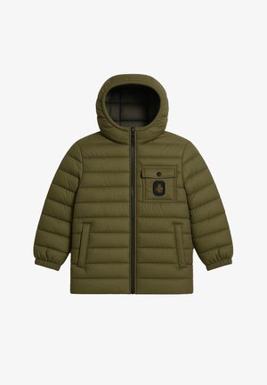 Giacca a vento verde con cappuccio, design trapuntato, zip frontale e tasche laterali. Presenta una tasca sul petto con bottone e dettaglio del logo.