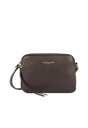 Sac bandoulière rectangulaire en cuir marron foncé avec fermeture éclair dorée et logo "Lancaster Paris" à l'avant.