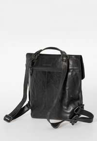 Zaino in pelle nera con una texture morbida, design verticale, tracolla regolabile, manico superiore e tasca frontale con zip.