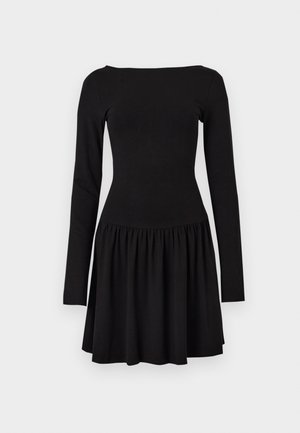 Robe noire à manches longues avec corsage ajusté et encolure bateau, dotée d'une jupe froncée et évasée sous la taille.