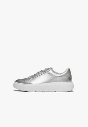 Metalen zilveren sneaker met een glad bovenwerk, ronde neus en witte rubberen zool. Heeft een vetersluiting en minimalistische accenten.
