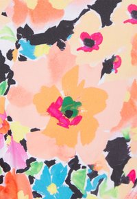 Tecido floral colorido com grandes flores laranja, rosa, amarelo e azul sobre um fundo preto, apresentando uma textura de aquarela.