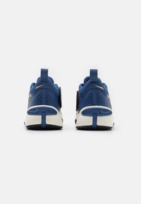 Nike Performance TEAM HUSTLE 11 UNISEX - Zapatillas de baloncesto - mystic navy/black/pale ivory/metallic gold