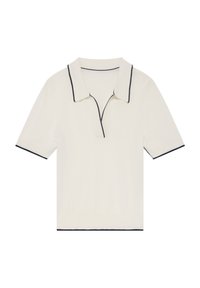 Witte gebreide polo met marineblauwe contrasterende bies op de kraag en mouwen, met een halve knopenlijst en korte mouwen. Zachte textuur.