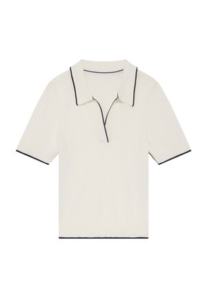 Witte gebreide polo met marineblauwe contrasterende bies op de kraag en mouwen, met een halve knopenlijst en korte mouwen. Zachte textuur.