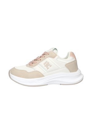 Witte en beige sneaker met dikke zool, mesh- en suède panelen, beige veters en een reliëflogo aan de zijkant.
