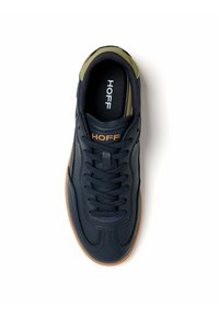Zapatillas navy con parte superior de cuero texturizado, puntera redonda y suela de goma. Branding dorado "HOFF" en la lengüeta, diseño de cordones.