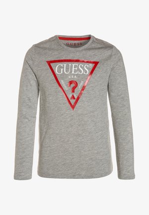 Lysgrå langærmet trøje med et rødt trekantet logo med ordet GUESS, et spørgsmålstegn samt teksten “Washed Jeans” på brystet.