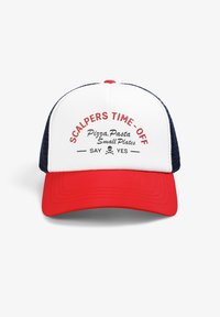 Gorra de béisbol roja y blanca con lados de malla azul marino. La parte frontal presenta el texto bordado "SCALPERS TIME-OFF" y elementos gráficos en negro.