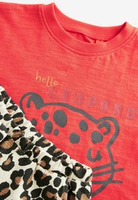 Next SHORT SLEEVE AND WIDE LEG- REGULAR FIT SET - Kalhoty - red leopard print