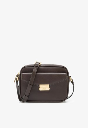 Brązowa skórzana torba na ramię z zapięciem w kolorze złotym, o prostokątnym kształcie, z przednią kieszenią i regulowanym paskiem. Gładka faktura z minimalistycznymi akcentami.