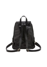 Zwarte leren rugzak met twee verstelbare schouderbanden, een handvat aan de bovenkant, glanzende afwerking en minimalistisch ontwerp. Geen zichtbare hardwareaccenten.