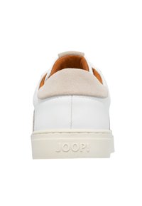 Sneaker bianco con una linguetta sul tallone in suede beige, tomaia in pelle liscia, suola in gomma e logo "JOOP!" in rilievo sul retro.