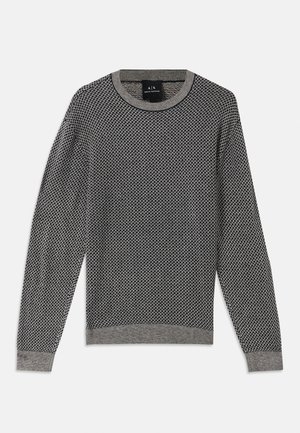 Pleteni pulover u sivoj boji s teksturiranim dijamantnim uzorkom. Ima rebrasti okrugli izrez i manšete, s čvrstim sivozelenim rubom.