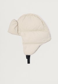 Cappello in stile puffer color beige chiaro, con forma arrotondata, texture morbida e una fascia nera regolabile per una vestibilità sicura.