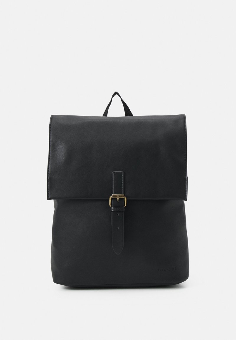 Sac à dos en cuir noir avec un rabat pliant, une boucle en or en détail et une poignée supérieure unique. Texture lisse et design minimaliste.